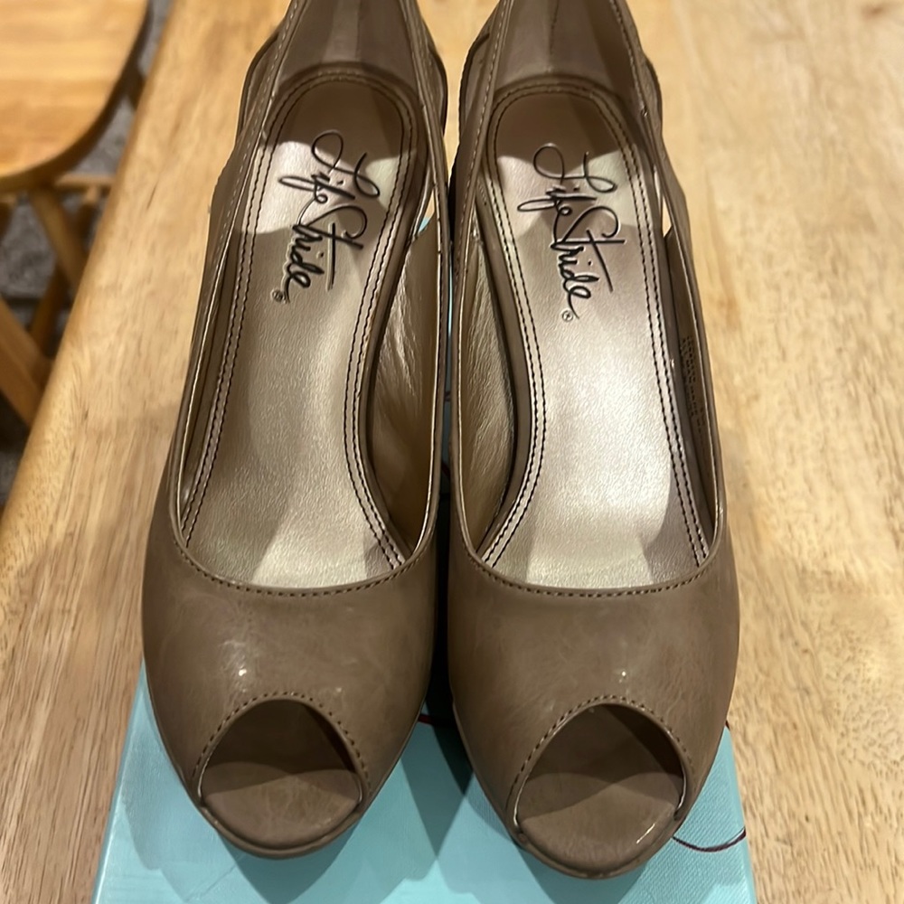 Life stride peep toe  size 7.5 shoe